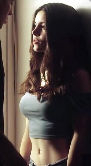 Arabanın Üstüne Oturtup Bacaklarını Aralamak Konulu Sex Filmi